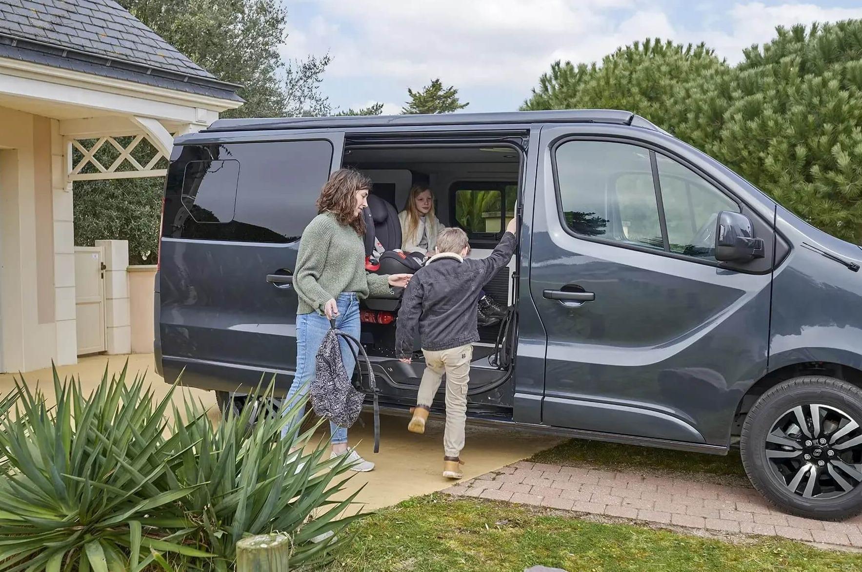 Gezin stapt in in de Flex 5 campervan