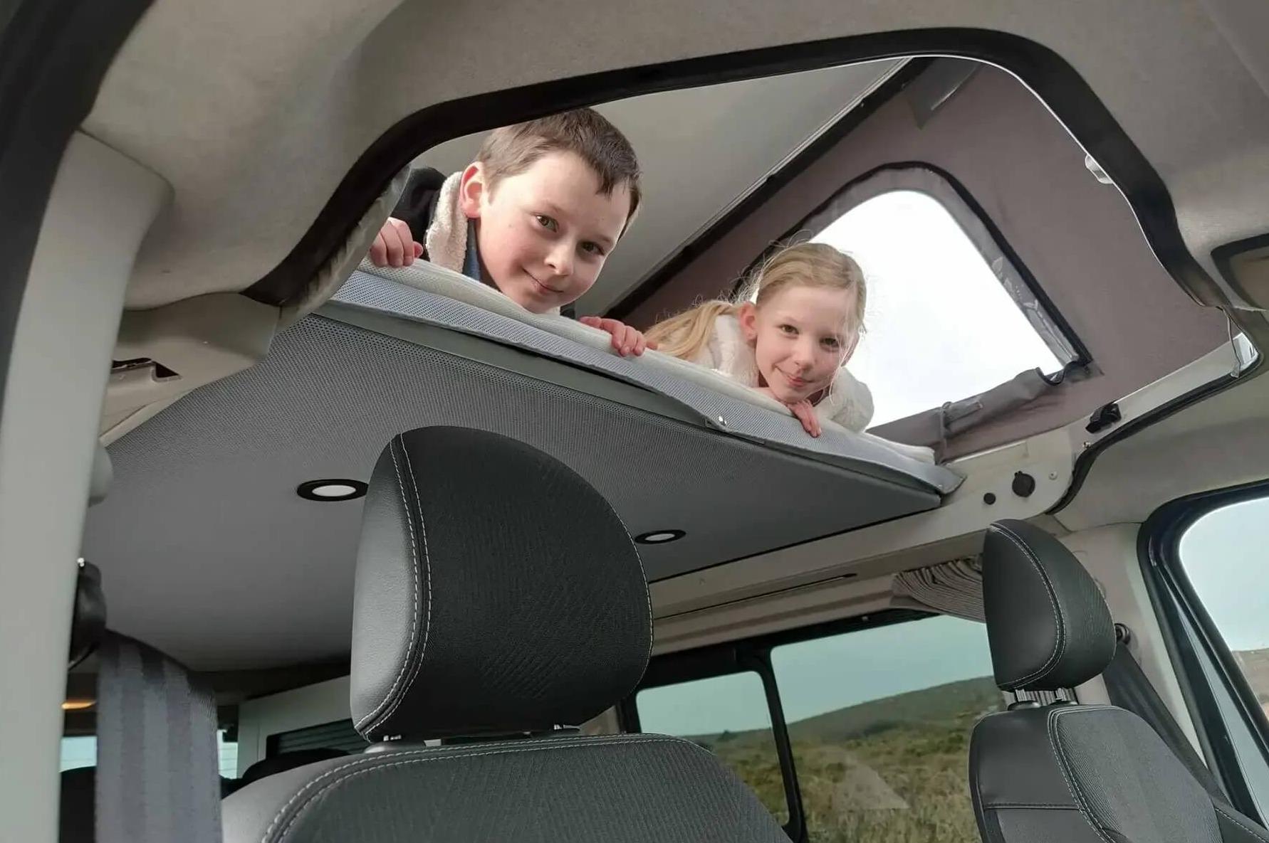 Kinderen op bed in hefdak in de Flex 5